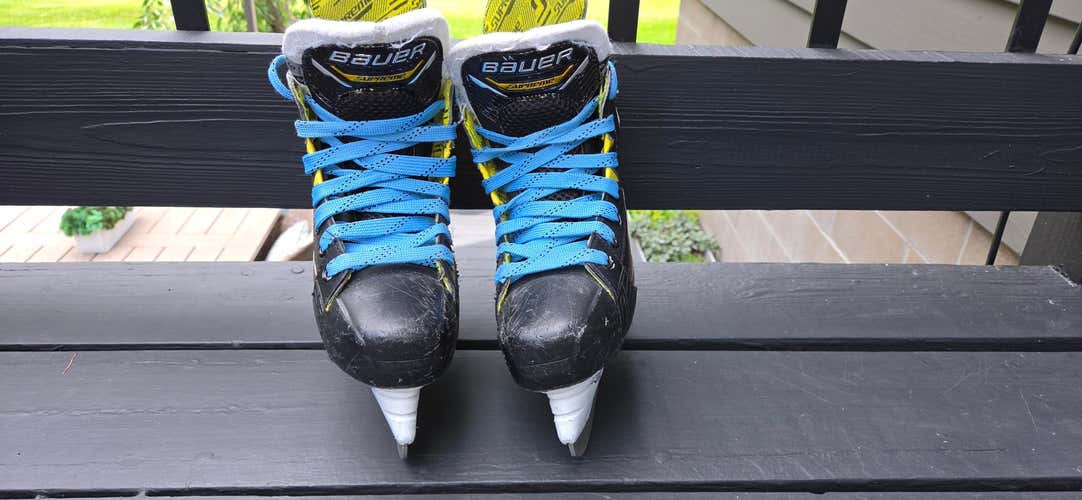 Black Bauer Supreme M4 Hockey Skates Regular Width Size 3.5 (Used)