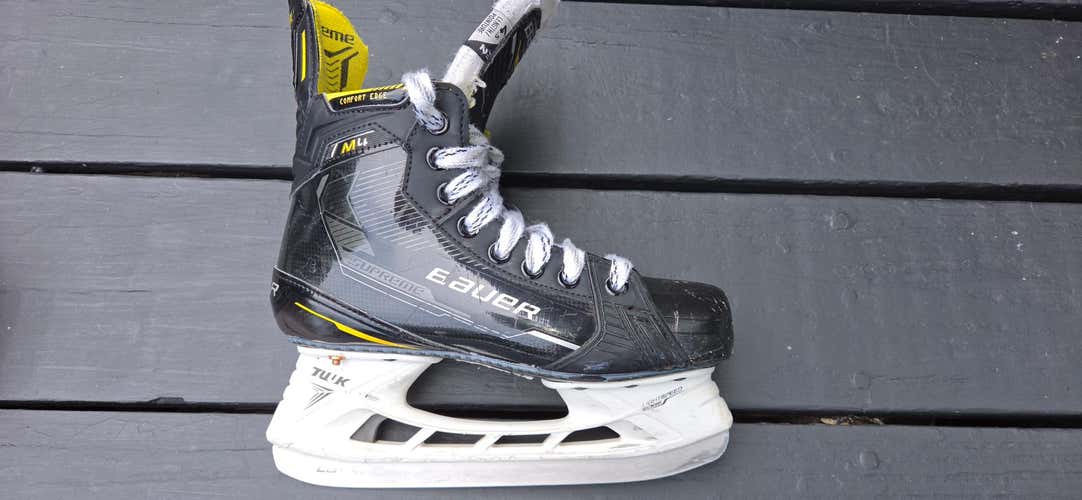 Black Bauer Supreme M4 Hockey Skates Regular Width Size 4.5 (Used)