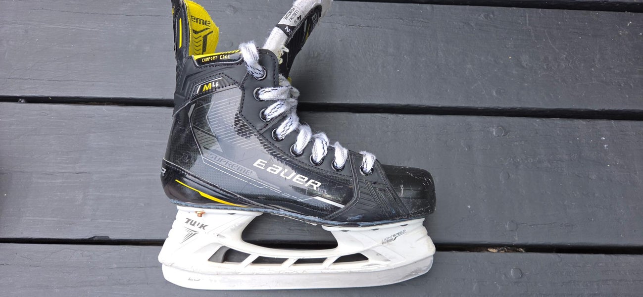 Black Bauer Supreme M4 Hockey Skates Regular Width Size 4.5 (Used)