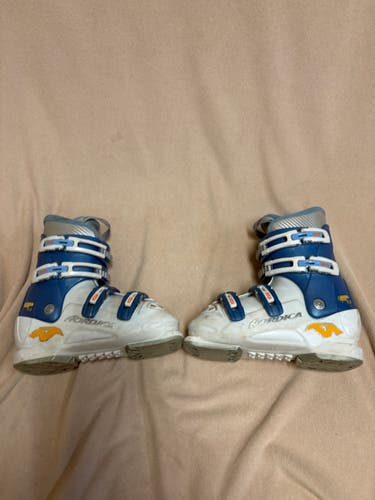 Mondo 22 & 22.5 Kid's Nordica GP TJ Ski Boots (Used)
