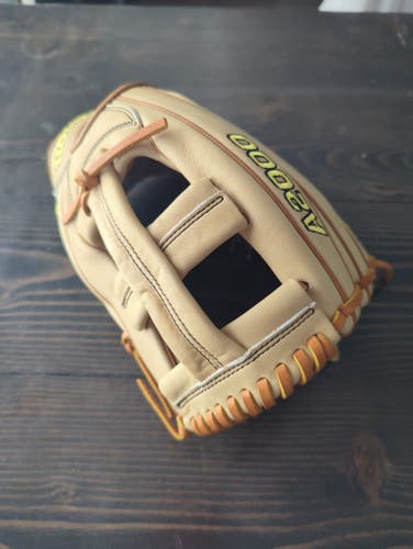Wilson RH Infield A2000 EL3 Baseball Glove 11.75" (New)