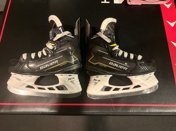 2024 Bauer Supreme M40 Hockey Skates Regular Width Size 1.5 (Used)