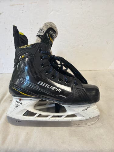 Black Bauer Supreme M4 Hockey Skates Regular Width Size 4 (Used)