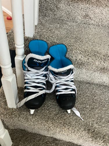 Black 2025 Bauer Hockey Skates 9.5 (Used)