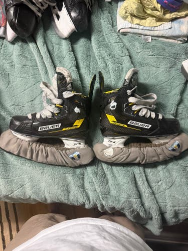 2022 Bauer Supreme M4 Hockey Skates Regular Width Size 3 (Used)