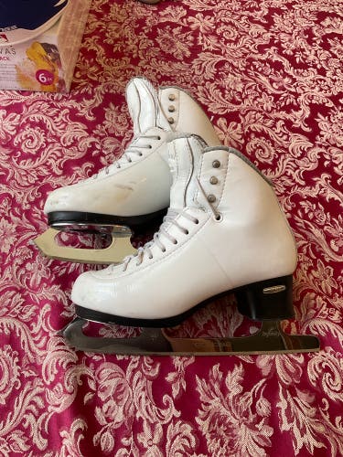Jackson Ultima Debut Figure Skates Adult 5.5W (Used)