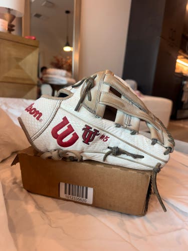 Custom College Team Issued Wilson A2000 DW5 Baseball Glove 11.75" (Used)