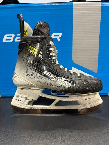2023 Bauer Vapor Hyperlite 2 Hockey Skates 10 (Used)