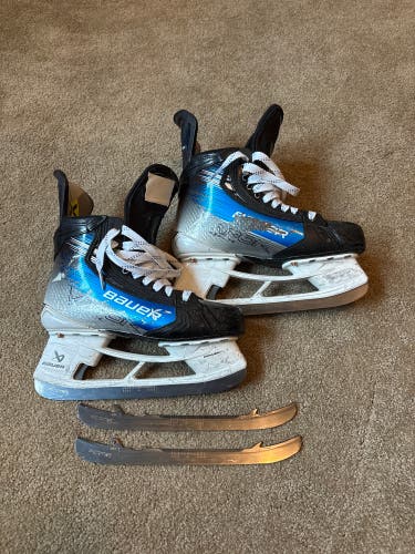 Blue 2023 Bauer Vapor Hyperlite 2 Hockey Skates Regular Width 6 (Used)