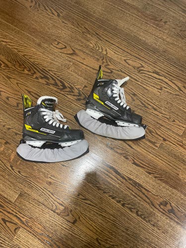 Black/Yellow 2022 Bauer Supreme M3 Hockey Skates 5.5 (Used) Comes with Skate guards