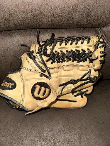 Wilson A2000 RH Pitcher's Baseball Glove 11.75" (Used)