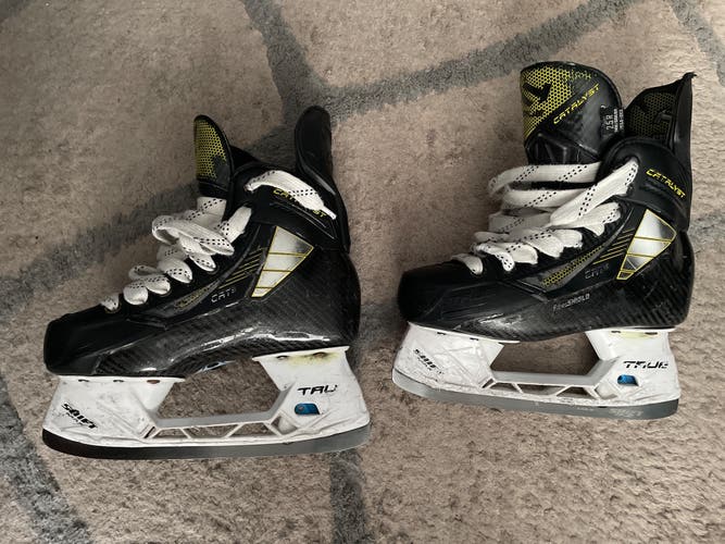 2022 True Catalyst 9 Hockey Skates Regular Width Size 2.5 (Used)