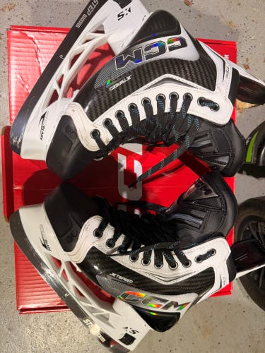 White 2026 CCM JetSpeed FT8 Pro Hockey Skates Regular Width 6 (Used)
