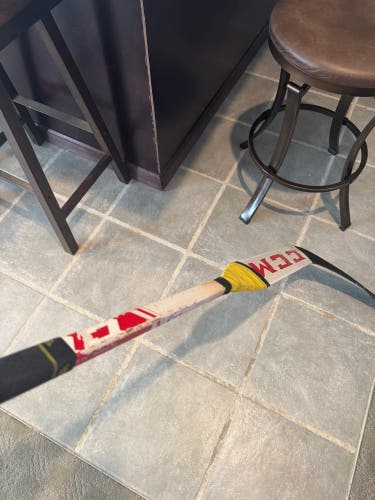 Junior CCM Extreme Flex 4.9 Regular Goalie Stick 21" Paddle (Used)