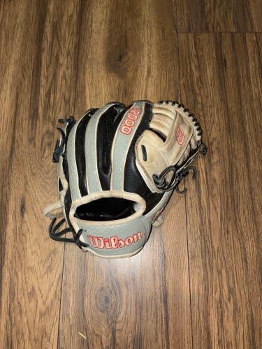 2024 Wilson A200 RH Infield Baseball Glove 11.5" (Used)
