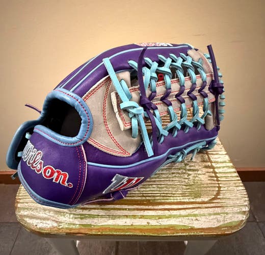 NWT Wilson A2000 Fastpitch Softball Glove 12.5” * RHT