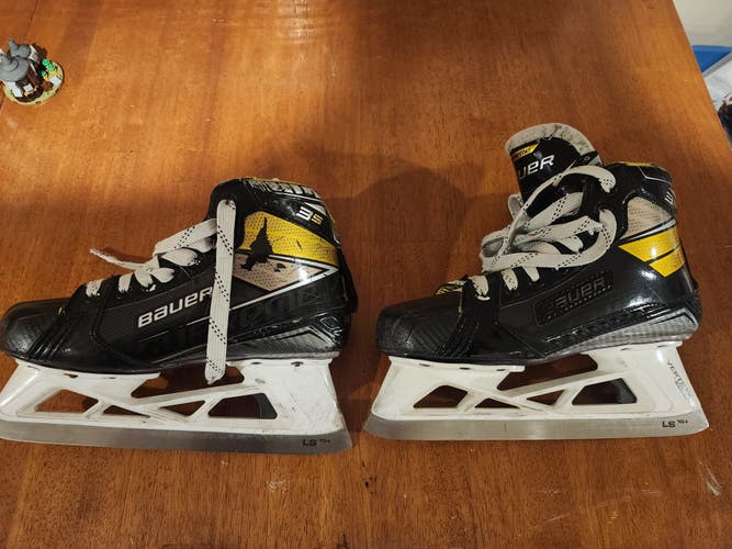 4.5 Bauer Supreme 3S Hockey Goalie Skates Regular Width Size 4.5 (Used)