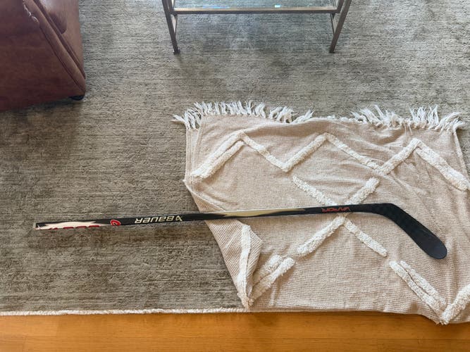 Senior Bauer Vapor Team Right Handed Hockey Stick P28 70 Flex (Used)