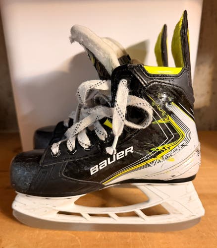 2025 Bauer Vapor Fly40 Hockey Skates Regular Width 13.5 (Used)