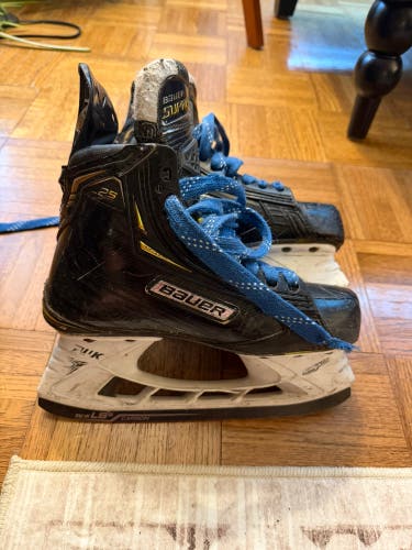 2018 Bauer Supreme 2S Pro Hockey Skates Regular Width Size 3.5 (Used)