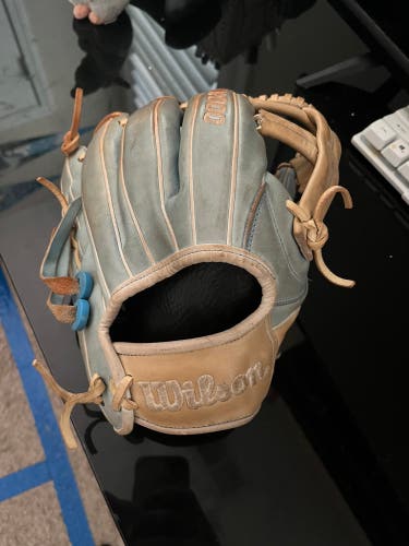 Wilson A2000 RH Baseball Glove 11.75" (Used)