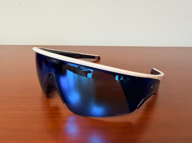 Oakley Meta Vanguard Smart Sunglasses - Prizm Sapphire lens - white frame - like new