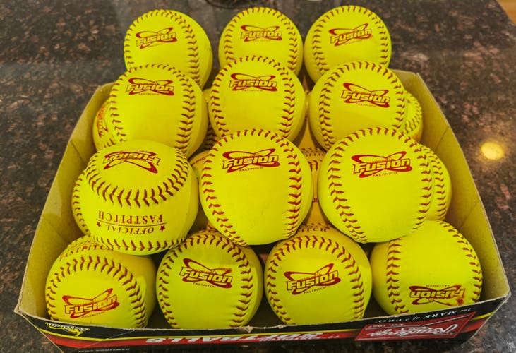 Softball 12 Pack 12" (1 Dozen) (95% new))