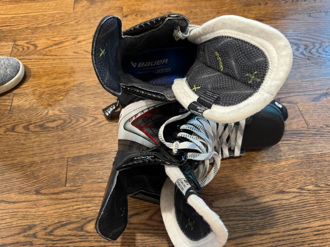 Black 2025 Bauer Vapor Fly40 Hockey Skates Regular Width 8.5 (Used)