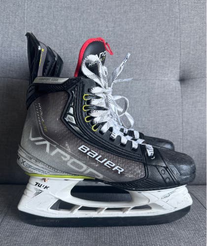 2021 Bauer Vapor Hyperlite Hockey Skates Size 4.5 (Used)