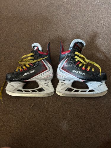 Black/White 2025 Bauer Vapor Fly30 Hockey Skates Regular Width Size 1.5 (Used)