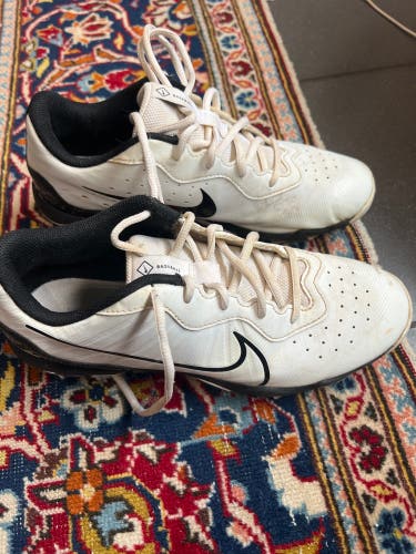 White Men's Size M 8.0 (W 9.0) Youth Nike FastFlex Low Top Molded Cleats (Used)