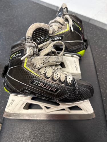Bauer Elite Hockey Goalie Skates 1.5 Regular Width Size 1.5 (Used)