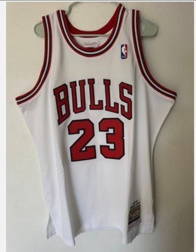 White Large Men's Mitchell & Ness Jersey (Used)
