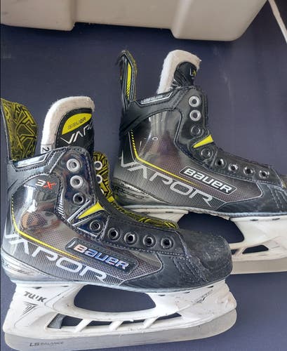 Bauer Vapor 3X Hockey Skates Size 2.5 (Used)