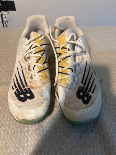 White Men's Size M 10.5 (W 11.5) Youth New Balance Fresh Foam Turf 3000 Shoes (Used)