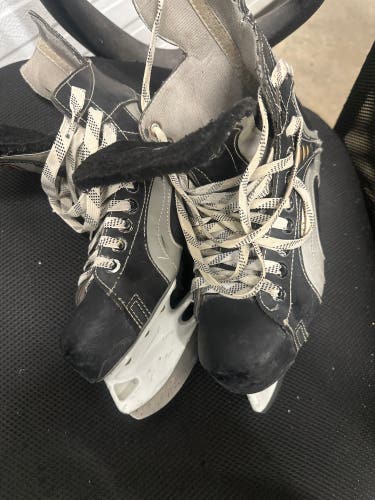 Easton Synergy 200 Hockey Skates Regular Width Size 5 (Used)