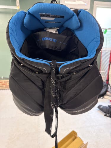 Junior Medium Bauer GSX Hockey Goalie Pants (Used)