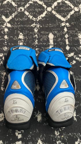 Junior Large Nike Bauer Supreme 70 Elbow Pads (Used) One anchor/arch strap broken
