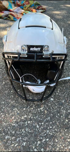 White Youth Extra Large Schutt F7 LX1 Helmet (Used)