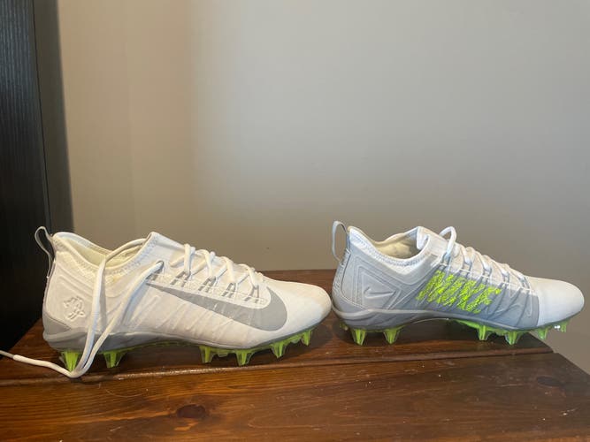 White Men's Size M 11.5 (W 12.5) Adult Nike Huarache Molded Cleats Cleats (New)
