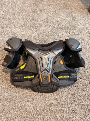 Men's Medium Junior CCM Tacks XF Pro Shoulder Pads (Used)