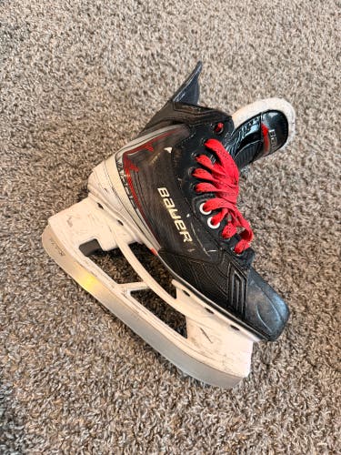 2025 Bauer Vapor Fly40 Hockey Skates Size 4.5 (Used)