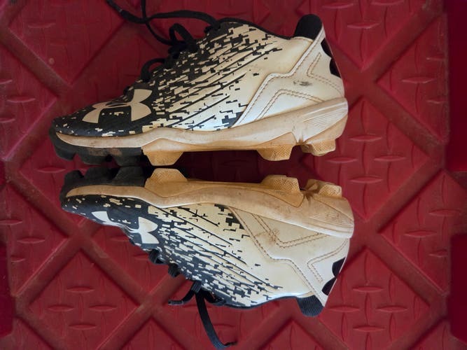 White Kid's 13K (Little Kids) Youth Under Armour Low Top Molded Cleats (Used)