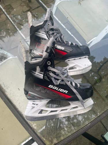Black Bauer Vapor ltx Pro+ Hockey Skates Regular Width Size 6.5 (Used)