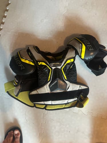 Medium Senior Bauer Supreme 150 Shoulder Pads (Used)