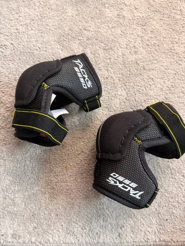 Youth Medium CCM Tacks 9550 Elbow Pads