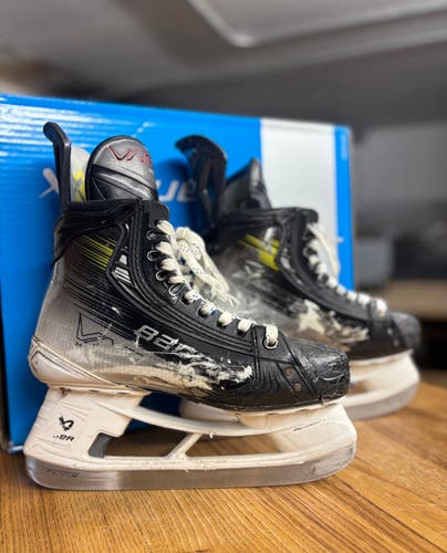 Bauer Vapor Hyperlite 2 Hockey Skates - Senior 6 /Regular Width (Good Condition)