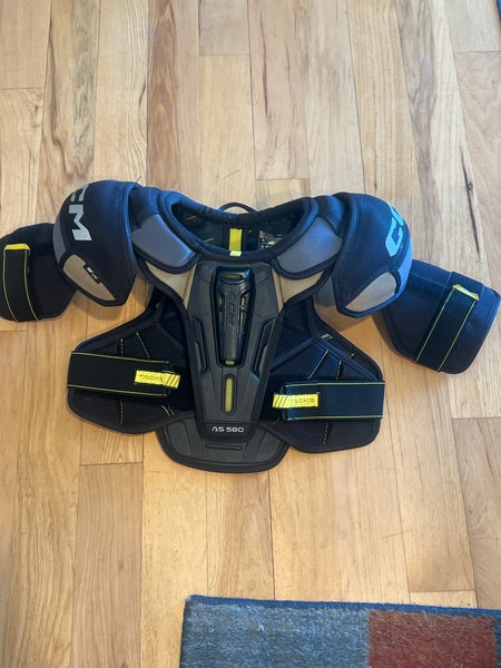 Small Senior CCM Tacks AS 580 Shoulder Pads (Used)