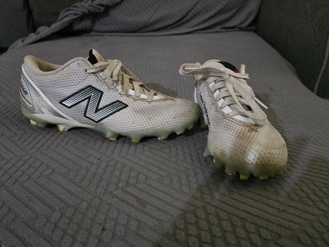 White Unisex Size M 5.5 (W 6.5) Adult New Balance Low Top Molded Cleats (Used)
