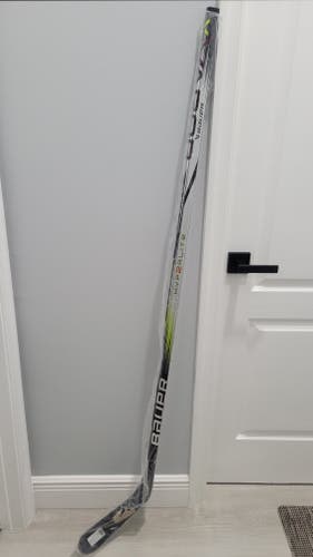 Intermediate Bauer Vapor Hyperlite 2 Right Handed Hockey Stick P92 55 Flex (New)